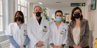 De esquerda a dereita: Josefina Castro, directora do ICN; Ángel Chamorro, xefe da Unidad de Ictus; Arturo Renú, neurólogo da Unidad de Ictus; e María Barranco, paciente do estudo. Crédito: Francisco Avia