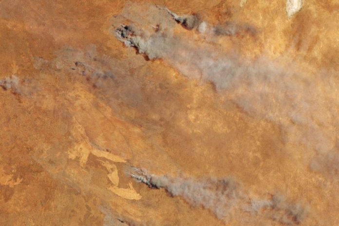 Imaxe aérea dos incendios australianos de novembro de 2019 observados por satélite. NASA.