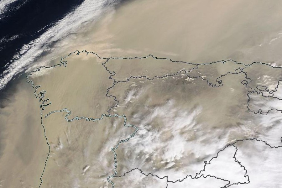 Imaxe do satélite Terra da Nasa na que se pode apreciar o po sahariano sobre Galicia. NASA.