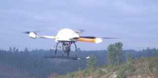 Imaxe dun dron sobre unha zona de montaña.