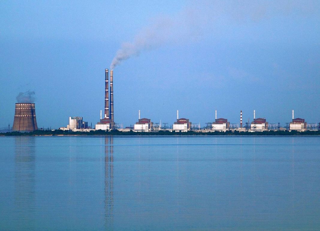 As seis unidades da central nuclear de Zaporiyia, en Ucraína. Crédito: Ralf1969