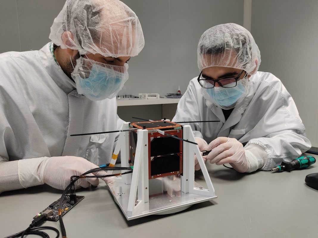 O equipo de Alén Space co satélite. 