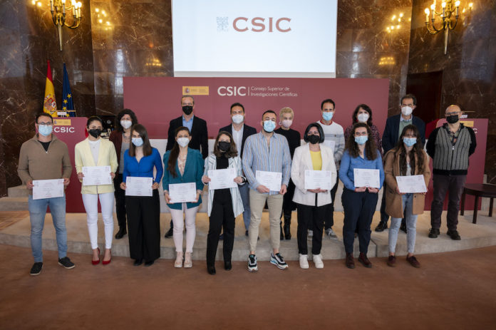 Os dez premiados da III edición do concurso 'Yo investigo, yo soy CSIC' xunto a membros da comisión de avaliación e outras autoridades do CSIC. Foto: CSIC