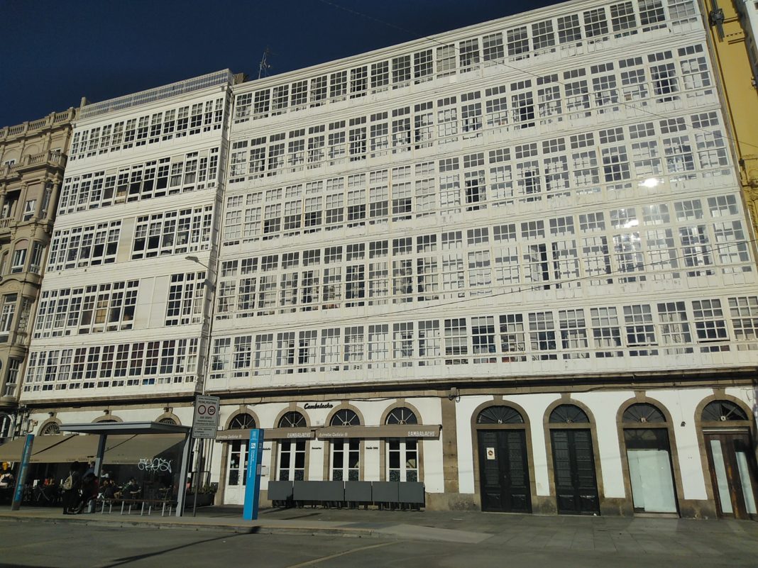 Edificio de galerías acristaladas na avenida da Mariña da Coruña.