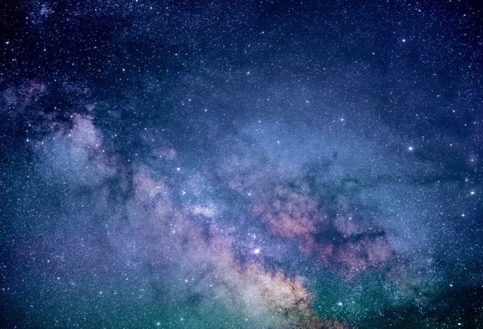 O universo estase a expandir.