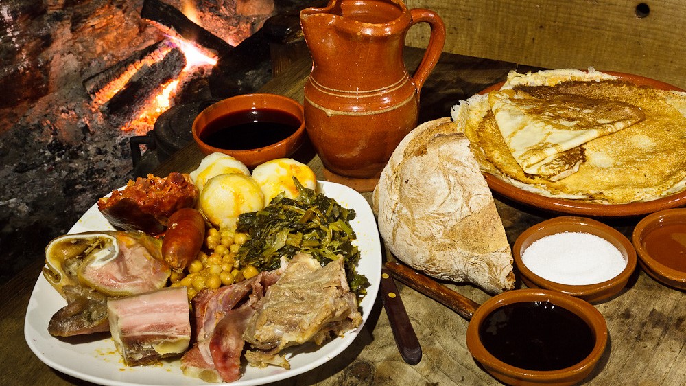 O cocido é un prato típico da cociña galega, que contén moitos produtos propios da Dieta Atlántica.