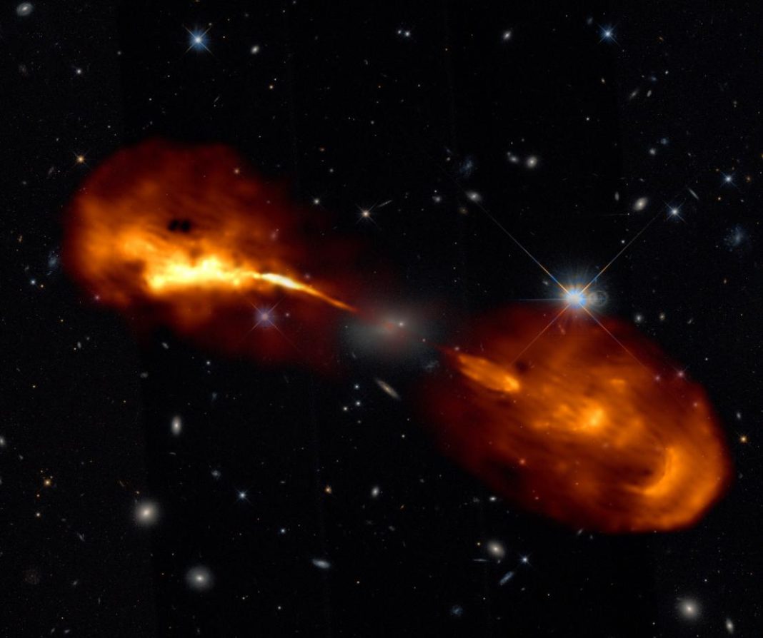Un SMBH en aumento nunha galaxia bastante local con chorros de radio moi grandes e estendidos. Foto: R. Timmerman; Telescopio espacial LOFAR e Hubble 