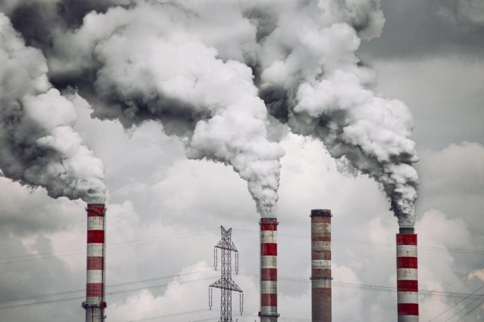 O informe indica un aumento dos falecementos atribuíbles á contaminación industrial. Foto: Pixabay