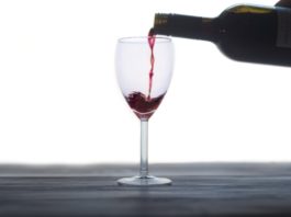 O consumo de alcol, aínda que sexa moderado, ten impacto sobre a saúde. Por exemplo, unha copa de viño ao día.