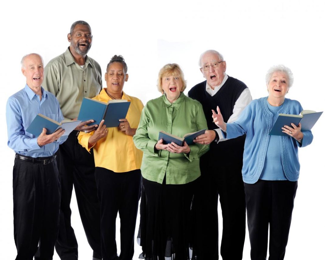 Cantar emerxe como unha solución para mellorar a función cerebral e evitar enfermidades relacionadas coa idade. Foto: © Glenda, Shutterstock 