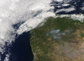 Imaxe de satélite do Sistema de Observación da NASA onde se ve o fume dos incendios que están a afectar a Galicia. Crédito: NASA / AEMET