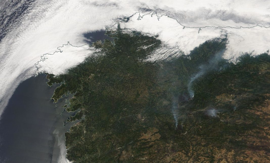 Así se ven este mércores os incendios do Courel e do Macizo central dende o espazo. Crédito: Sistema de Observación da NASA 