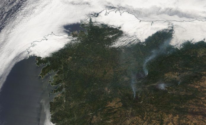Así se ven este mércores os incendios do Courel e do Macizo central dende o espazo. Crédito: Sistema de Observación da NASA