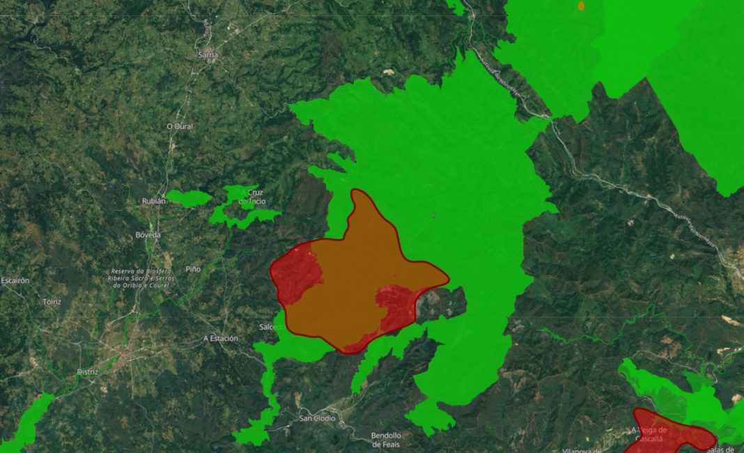 A área protexida do Courel (en verde) é a máis afectada, con case 14.000 hectáreas arrasadas (en vermello). O incendio comezou o 14 de xullo e esta tarde continuaba activo e sen controlar. Crédito: EFFIS