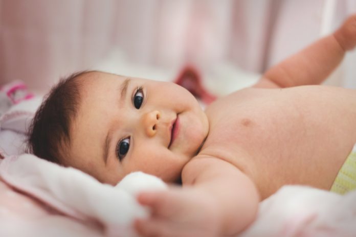 Despois de escoitar pares de sons durante cinco horas, os bebés comenzaron a diferenciar entre vocais cara adiante e cara atrás