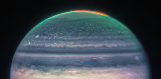 Imaxe composta de Webb NIRCam de Xúpiter a partir de tres filtros: F360M (vermello), F212N (amarelo-verde) e F150W2 (azul), e aliñamento debido á rotación do planeta. Crédito: NASA, ESA, CSA, Equipo ERS de Xúpiter; procesamento das imaxes por Judy Schmidt.