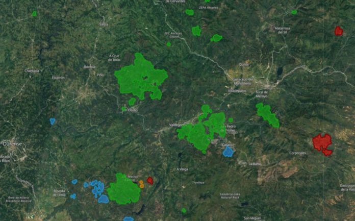 Os tres maiores incendios do verán en Galicia: O Courel, Valdeorras e O Invernadeiro. En verde, os incendios máis antigos. En azul, os de hai un mes. En laranxa, os de hai unha semana e os vermellos, nas últimas 24 horas. Crédito: EFFIS