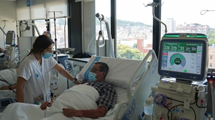 Paciente facendo unha diálise cunha enfermeira. Crédito: Vall D'Hebron