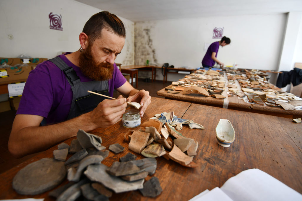 Un dos arqueólogos, recompoñendo as pezas. Foto: Gustavo Santos