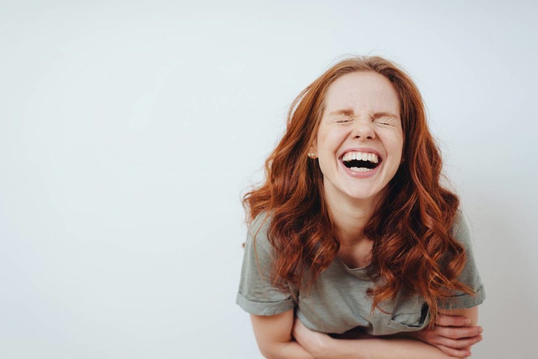 O novo modelo pode detectar o párkinson a partir da risa do paciente. Crédito: Adobe Stock