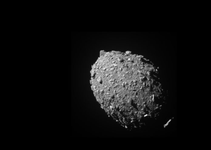 Visión de Dimorphos segundos antes da colisión. Crédito: NASA