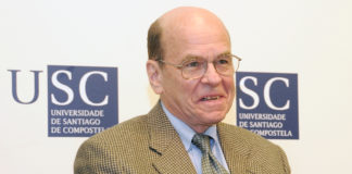 O químico estadounidense e profesor universitario Barry Sharpless durante unha conferencia na Universidade de Santiago