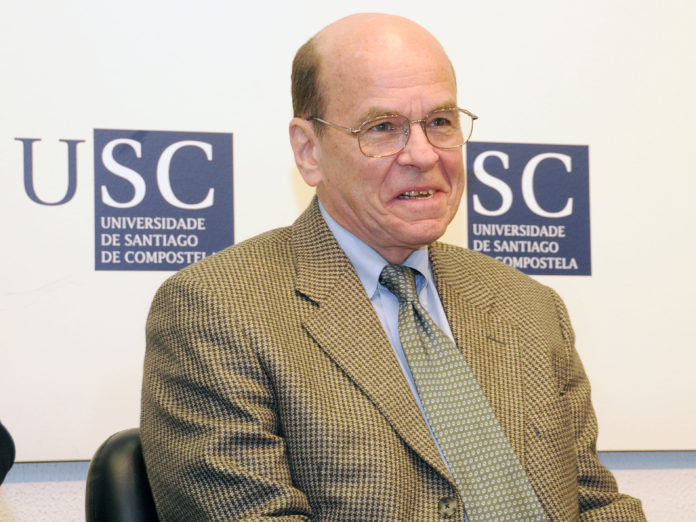 O químico estadounidense e profesor universitario Barry Sharpless durante unha conferencia na Universidade de Santiago