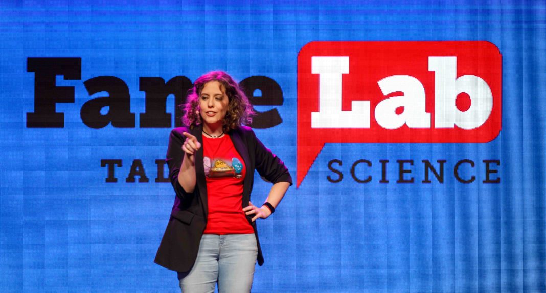 A divulgadora Andrea Muras durante a súa participación no FameLab. 