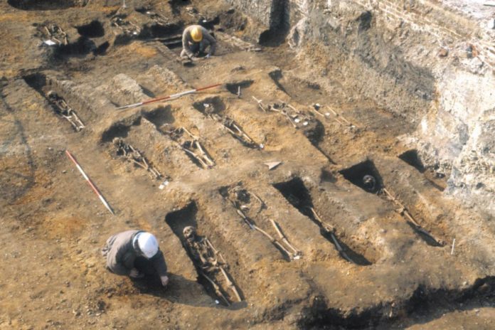 Os investigadores extraeron ADN de persoas enterradas nas foxas da peste de Londres. Cortesía do Museo de Arqueoloxía de Londres