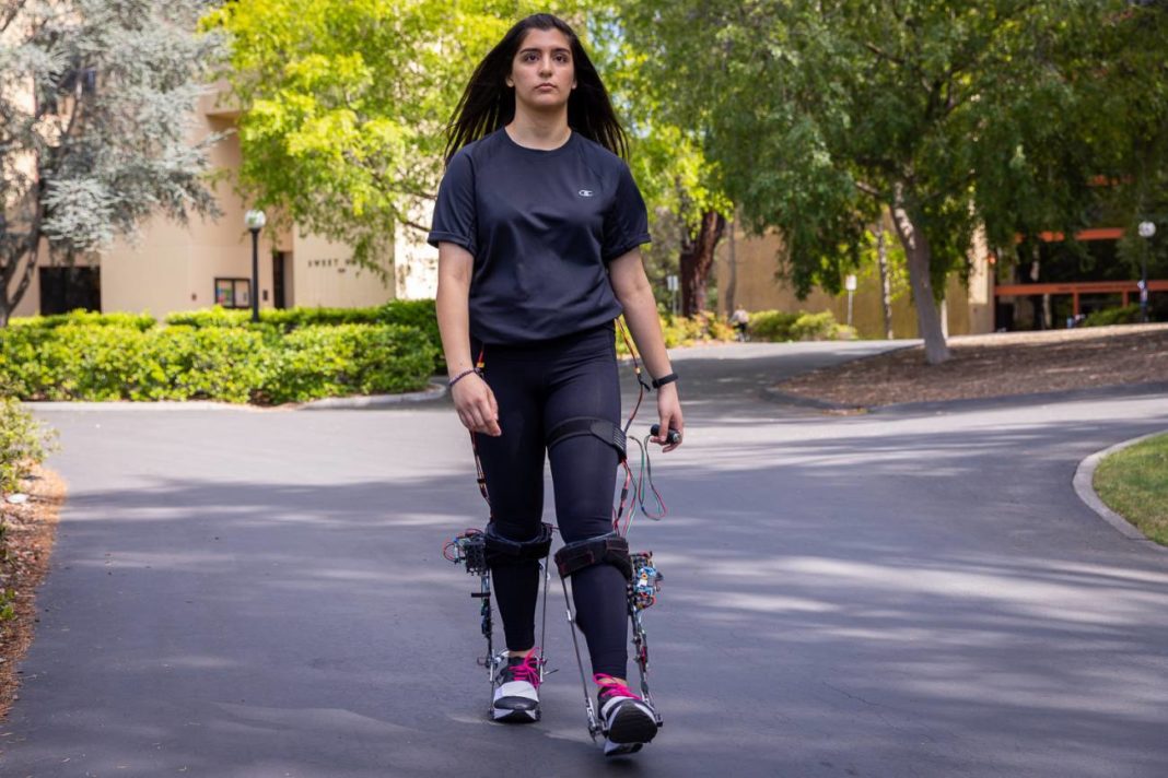 Unha persoa camiña co novo exoesqueleto. Crédito: Stanford University/Kurt Hickman