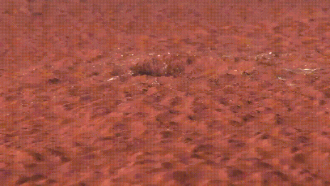 Unha animación que utiliza datos do Mars Reconnaissance Orbiter da NASA que representa un paso elevado dun cráter de impacto en Marte