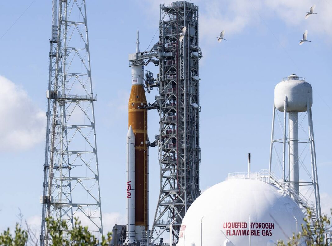 O foguete SLS xunto a nave Orion, preparados para o seu lanzamento. / NASA