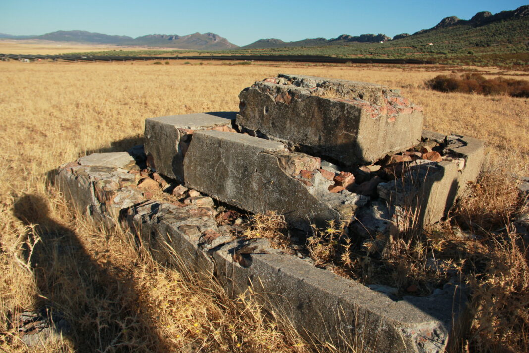 Estrutura conservada do pedestal da cruz do campo de concentración de Castuera en Badaxoz. | Cedida
