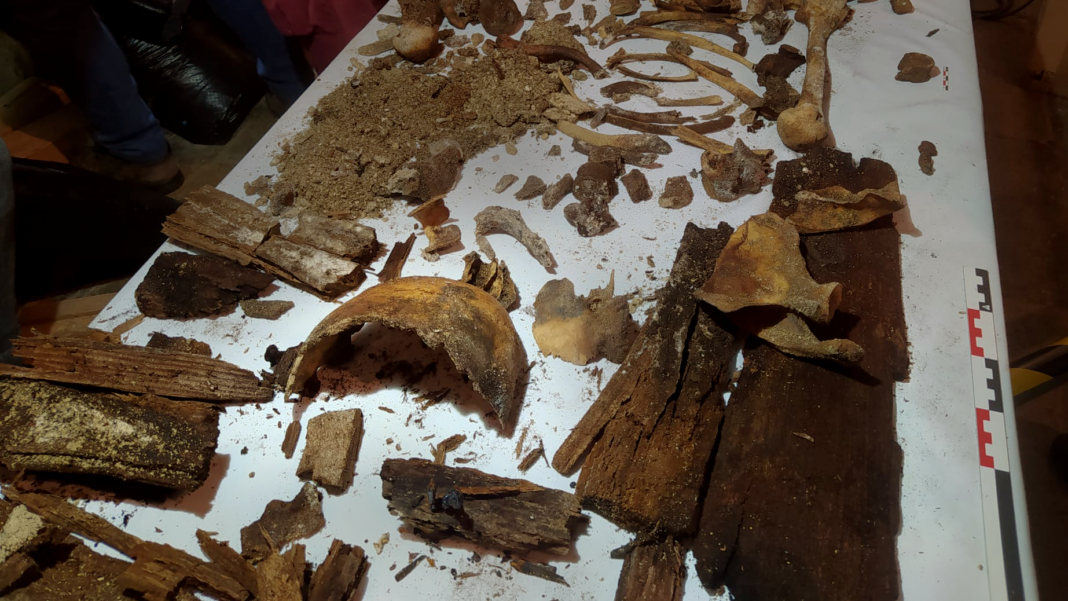 Restos óseos de Xohán Mariño de Soutomaior exhumados en Vilaxoán | Asociación Cristóbal Colón Galego