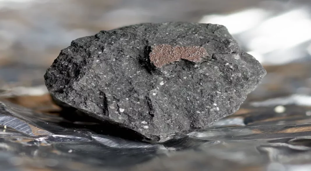 O meteorito aterrou nun camiño de entrada na cidade de Winchcombe en febreiro de 2021 (Fideicomisarios do Museo de Historia Natural)
