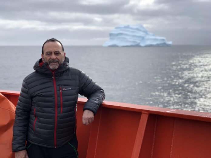 O investigador Augusto Pérez Alberti na Antártida, durante a viaxe que realizou en 2018 a bordo do buque 'Hespérides'.