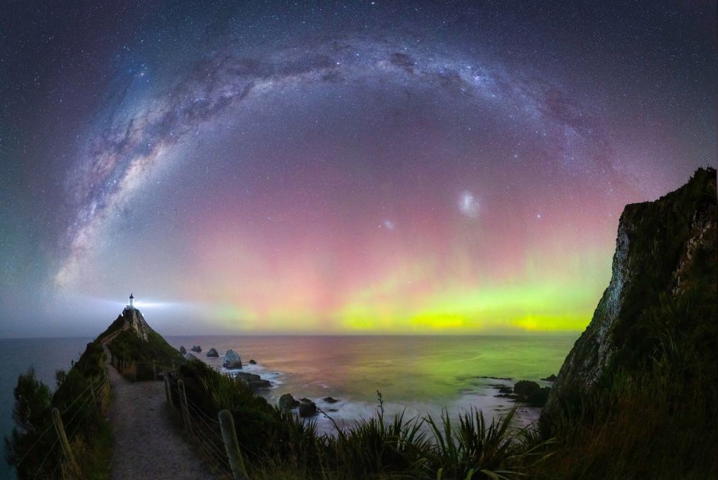 Trátase dunha aurora austral, non boreal. Foi capturada no faro de Nugget Point, en Nova Zelanda. Crédito: Douglas Thorne