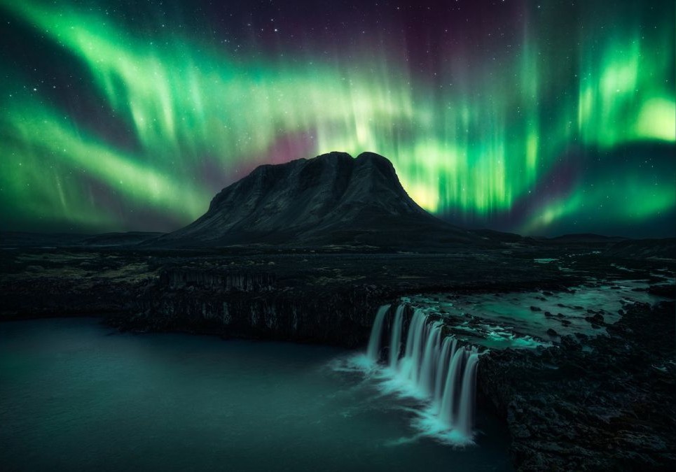 A imaxe desta aurora boreal foi capturada en Islandia. Os tons púrpuras mostran que se produciron por unha intensa tormenta solar. Crédito: Janes Krause