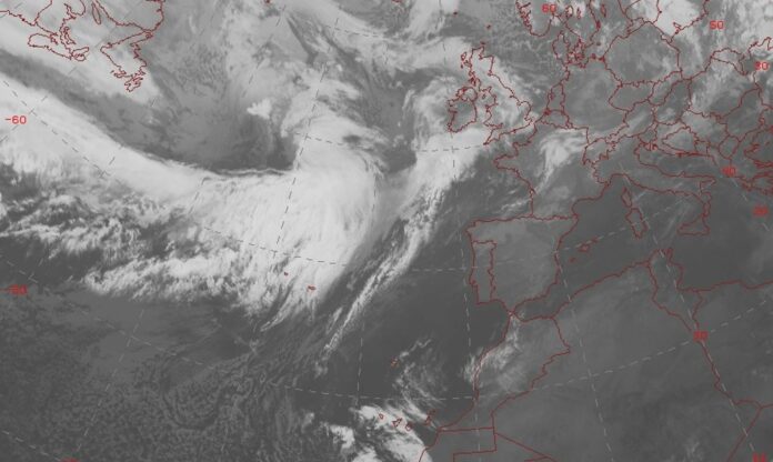 Unha borrasca sobre o Atlántico traerá este mércores unha fronte fría a Galicia. Crédito: AEMET