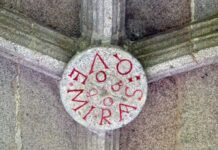 'Que miras bobo', a incrición gravada en pedra que se pode ver no mosteiro de Samos.