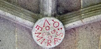 'Que miras bobo', a incrición gravada en pedra que se pode ver no mosteiro de Samos.