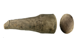 O pene de madeira atopado no forte romano de Vindolanda.