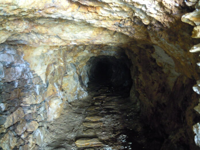 Unha das galerías da mina de San Finx. Crédito: Adrián Estévez / Wikimedia Commons