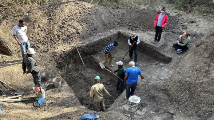 Traballos de campo en Melka Kunture en 2023: escavación nos niveis olduvaienses do sitio de Gombore I