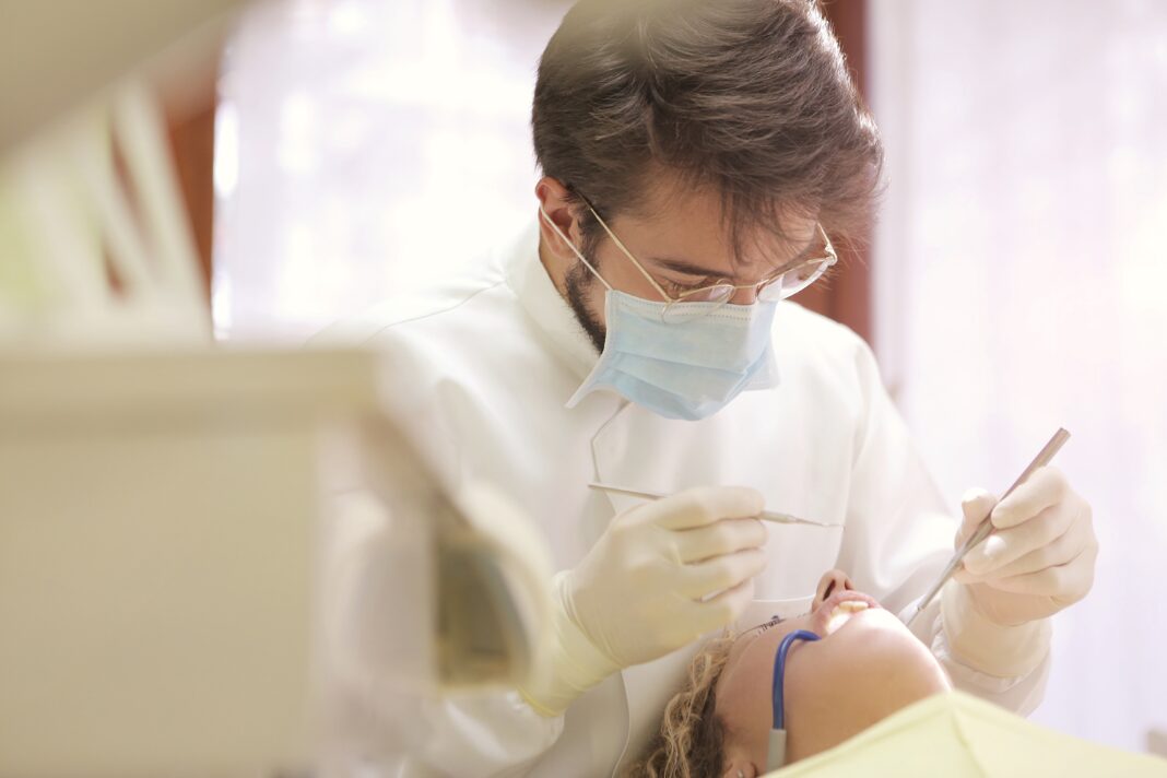 A enfermidade periodontal e a carie son as principais doenzas que causan a perda de dentes. 
