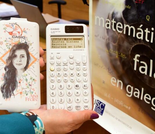 O novo modelo de calculadora científica coa imaxe de Ana Freire. Crédito: Santi Alvite