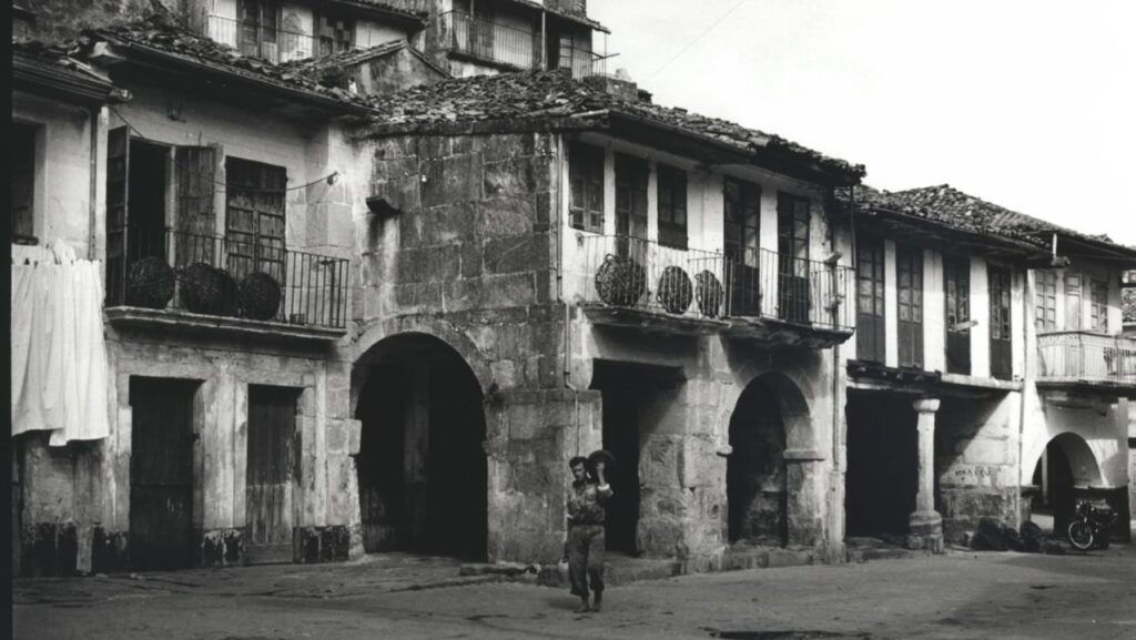 Fotografía antiga da vila de Muros, coas fachadas das casas mariñeiras en branco.