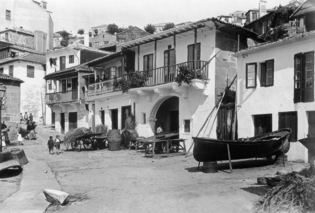 Imaxe antiga de Vigo, con todas as fachadas das casas cubertas de cal. Crédito: Twitter / El Barroquista