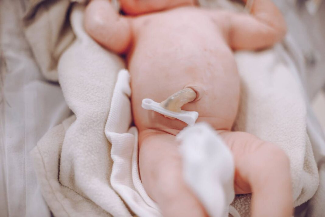 Filtros ultravioleta e parabenos transfírense entre nai e bebé a través do cordón umbilical. Foto:  Vidal Balielo Jr./Pexels 