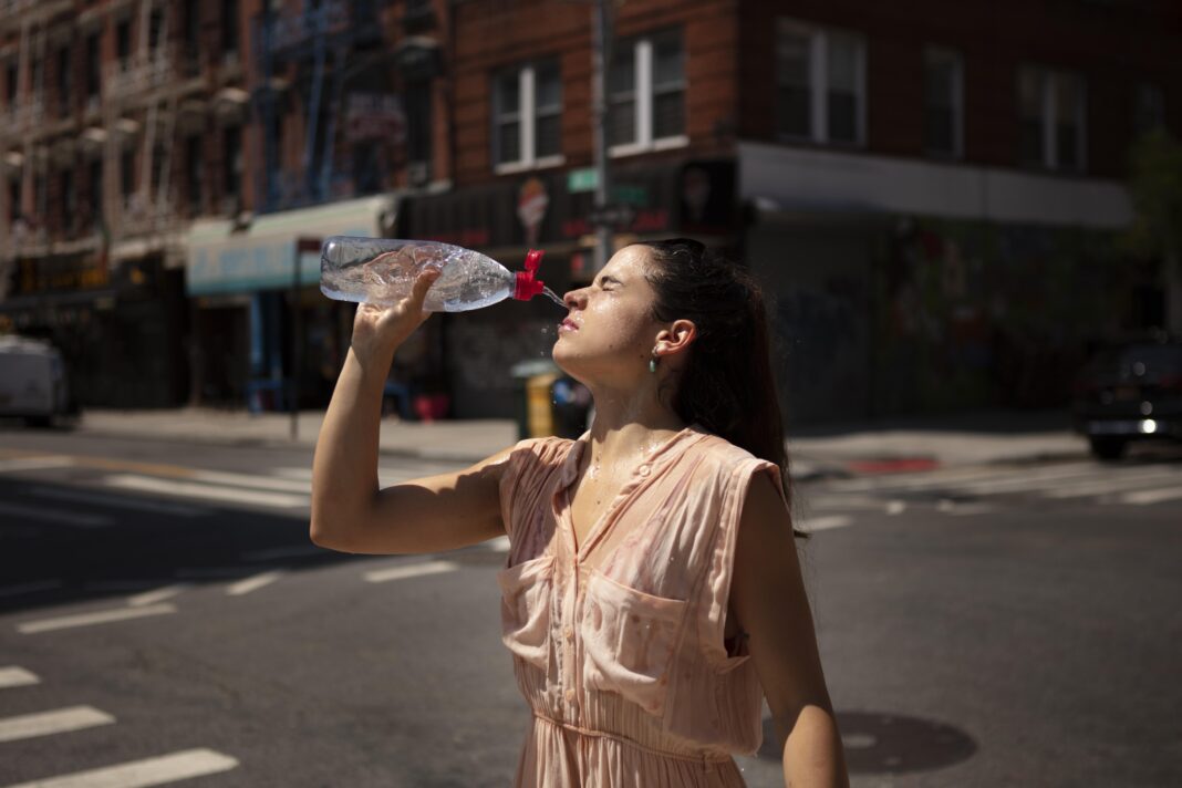 Unha rapaza refréscase durante unha onda de calor. Foto: Freepik